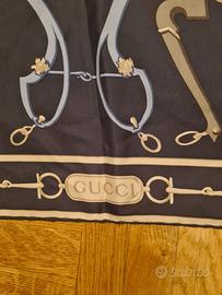 gucci foulard autentico. 