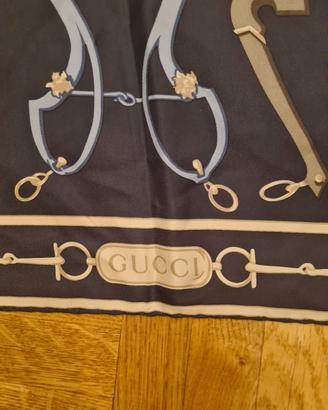 gucci foulard autentico. 