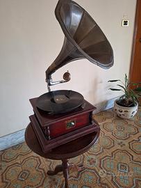 Grammofono a tromba vintage funzionante