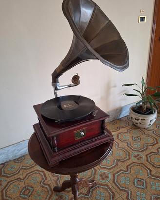 Grammofono a tromba vintage funzionante