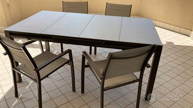 TAVOLO E  SEDIE PER ESTRENO