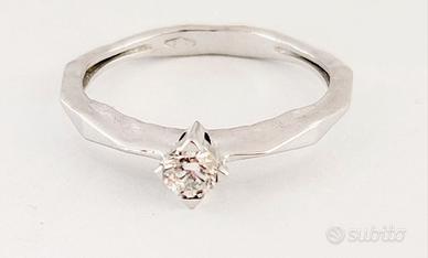 Anello solitario spigoloso Diamante ct 0,20 Oro
