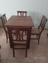 Tavolo e sedie in legno