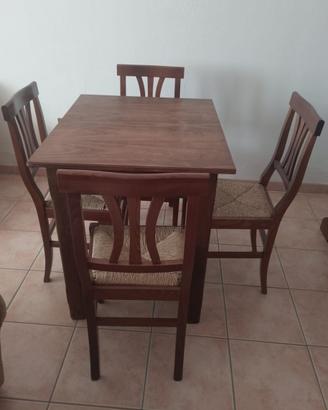 Tavolo e sedie in legno