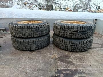 Cerchioni con gomme termiche chiodate