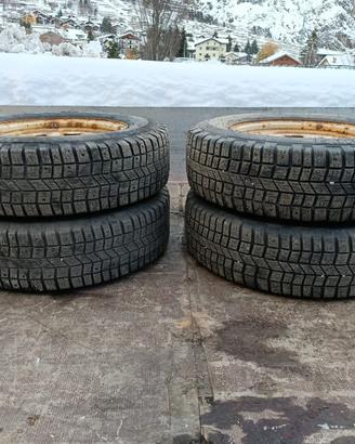 Cerchioni con gomme termiche chiodate