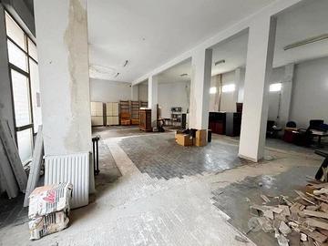 V.le Umberto-Locale mq 170 con 4 vetrine