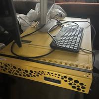 Dell PowerEdge R750 con monitor e tastiera