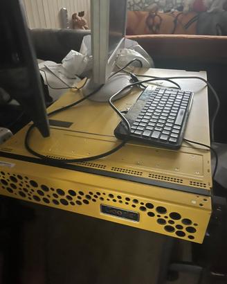 Dell PowerEdge R720 con monitor e tastiera