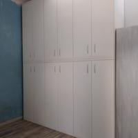 armadio in legno massello e laminato bianco