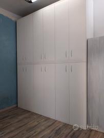armadio in legno massello e laminato bianco