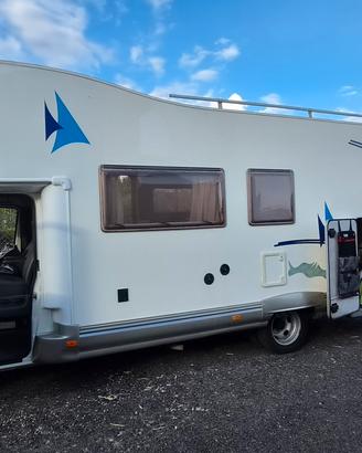 Camper garage grande in coda