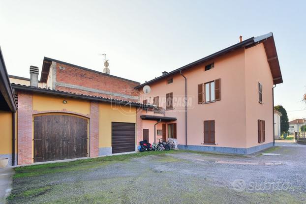 Porzione di casa a Cantù 10 locali