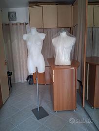 2 MANICHINI DONNA CON PIEDISTALLO + 1 BUSTO UOMO