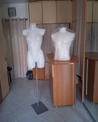2 MANICHINI DONNA CON PIEDISTALLO + 1 BUSTO UOMO