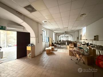 Capannone con abitazione