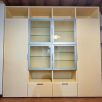 Mobile soggiorno con ante e ripiani in vetro