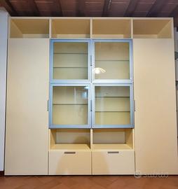 Mobile soggiorno con ante e ripiani in vetro