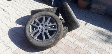 Quattro ruote complete, cerchi, pneumatici e dadi
