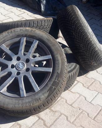 Quattro ruote complete, cerchi, pneumatici e dadi