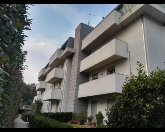 Bilocale parzialmente arredato