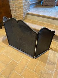 Elegante griglia parascintille camino in ferro