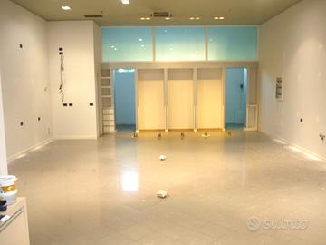 MODENA Negozio in Centro Commerciale