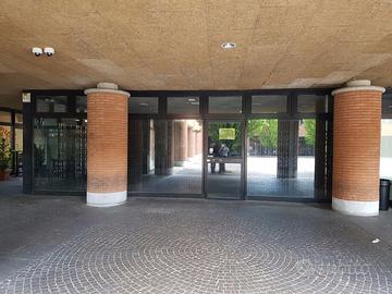 Vimercate locale commerciale in piazza