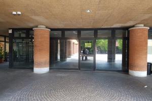 Vimercate locale commerciale in piazza