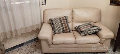 divano a 2 posti in pelle colore salmone 