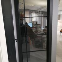Porta in vetro 80x210 telaio nero vetro grey trasp