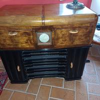 mobile bar con radio e giradischi.
