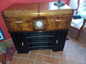 mobile bar con radio e giradischi.