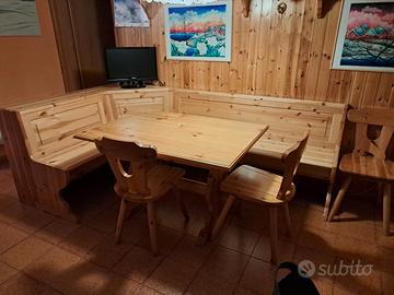 panca ad angolo e tavolo allungabile in stile tiro