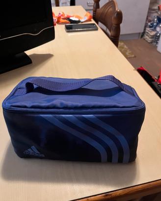 Beauty case a marchio Adidas