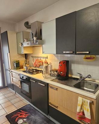  Cucina funzionante e divano 3 posti