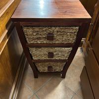 Cassettiera con ceste di vimini