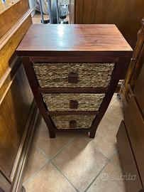 Cassettiera con ceste di vimini