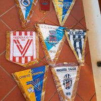 LOTTO DI 8 GAGLIARDETTI DI CALCIO D'EPOCA