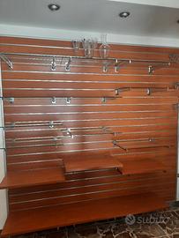 Arredamento negozio in legno 