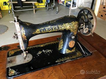 Un mobile con macchina da cucire SINGER in ferro battuto…