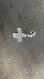 Croce in oro bianco con diamante