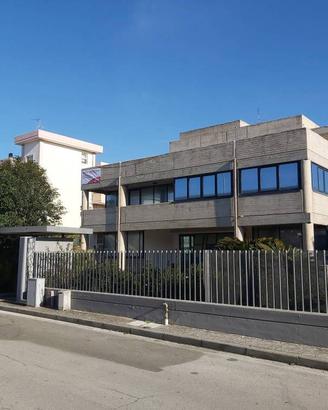 Immobile di 1310 m² con più di 5 locali a Noci