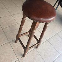 Sgabello in legno e pelle