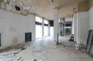 NEGOZIO A CORNATE D'ADDA