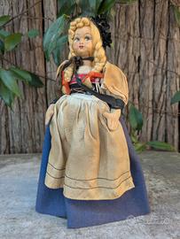 bambola in costume vintage 