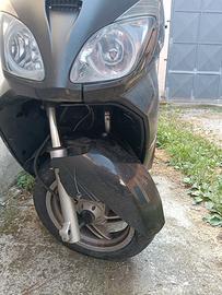 Aprilia Atlantic 300 incidentato
