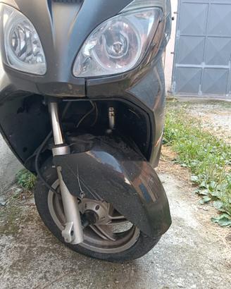 Aprilia Atlantic 300 incidentato