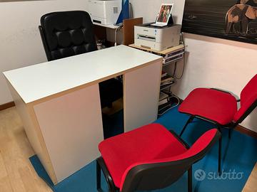 Scrivania con poltroncine