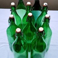 Bottiglioni verdi in vetro